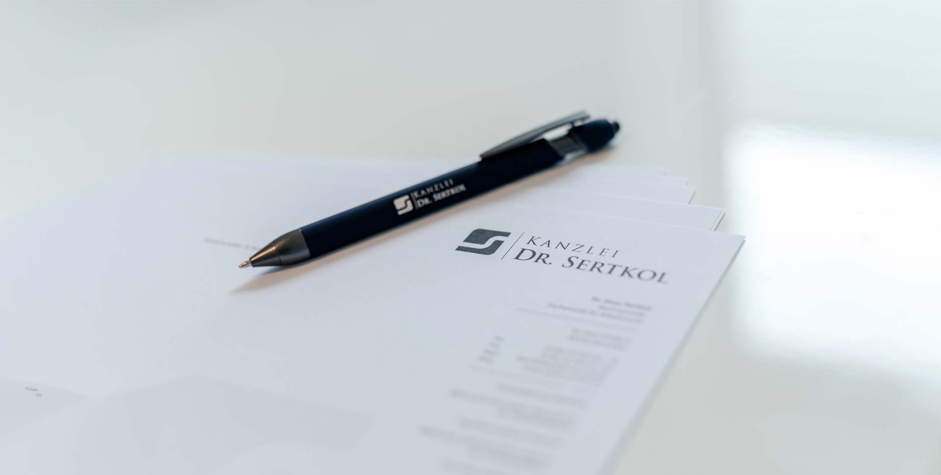 Aufhebungsvertrag und Stift zum Unterschreiben