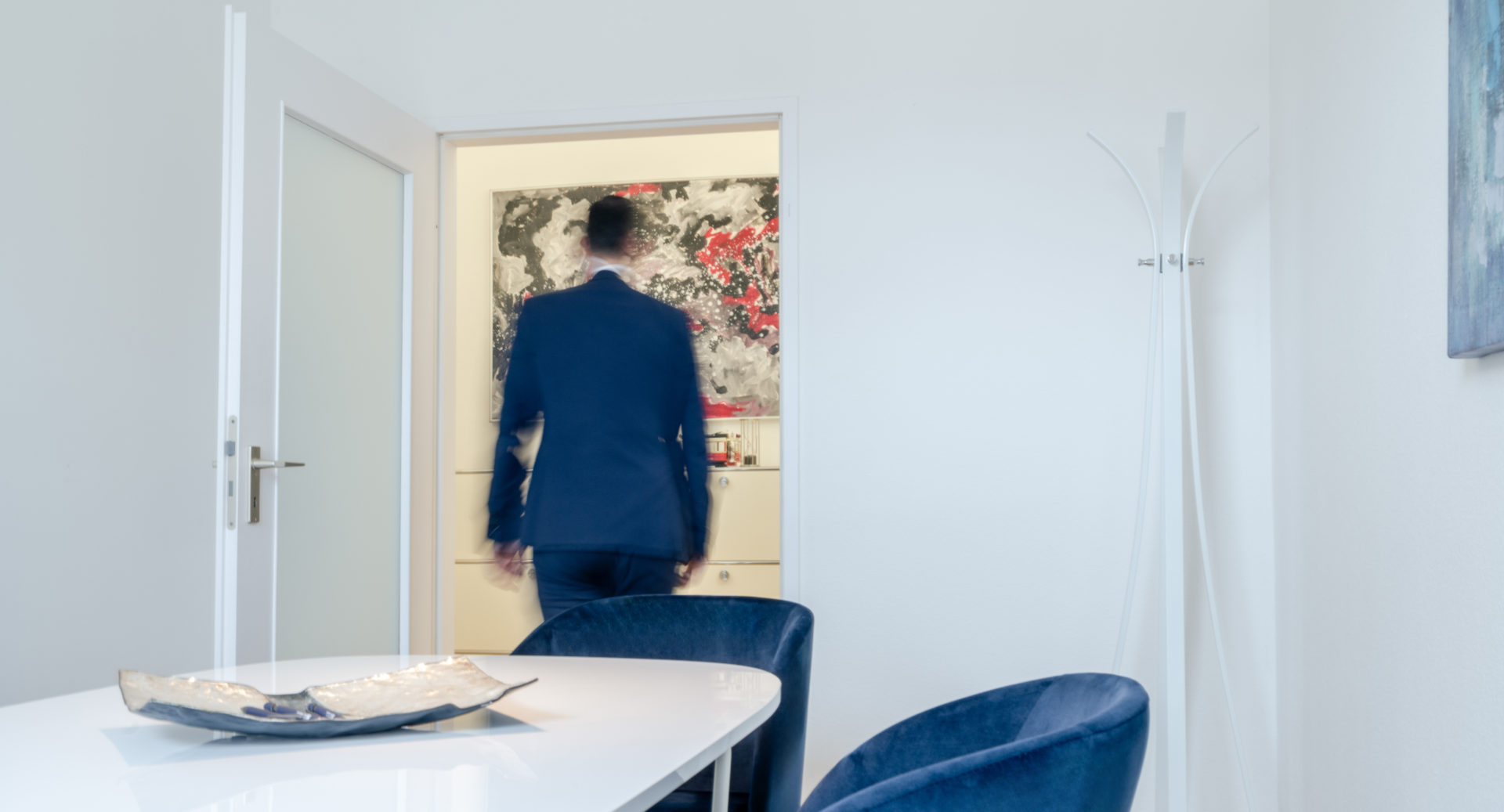 Mann verlässt nach Kündigung sein Büro